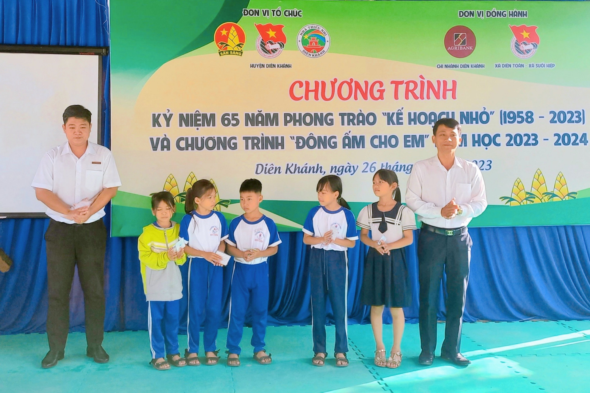 Trao tặng thẻ bảo hiểm y tế cho các học sinh.