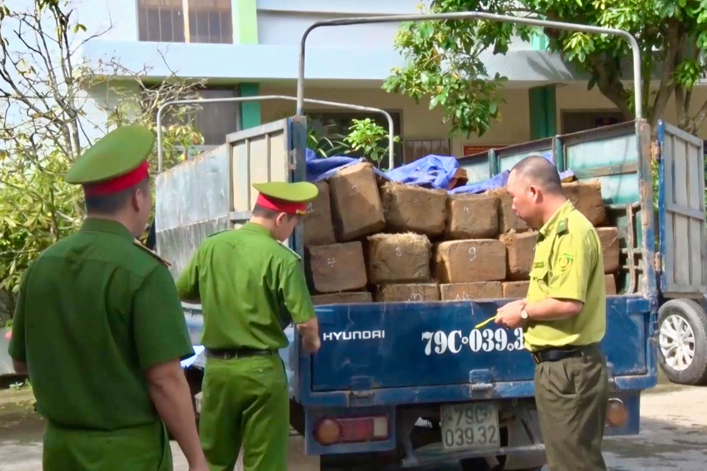 Công an huyện Khánh Vĩnh: Bắt 1 vụ ma túy và 1 xe vận chuyển gỗ lậu