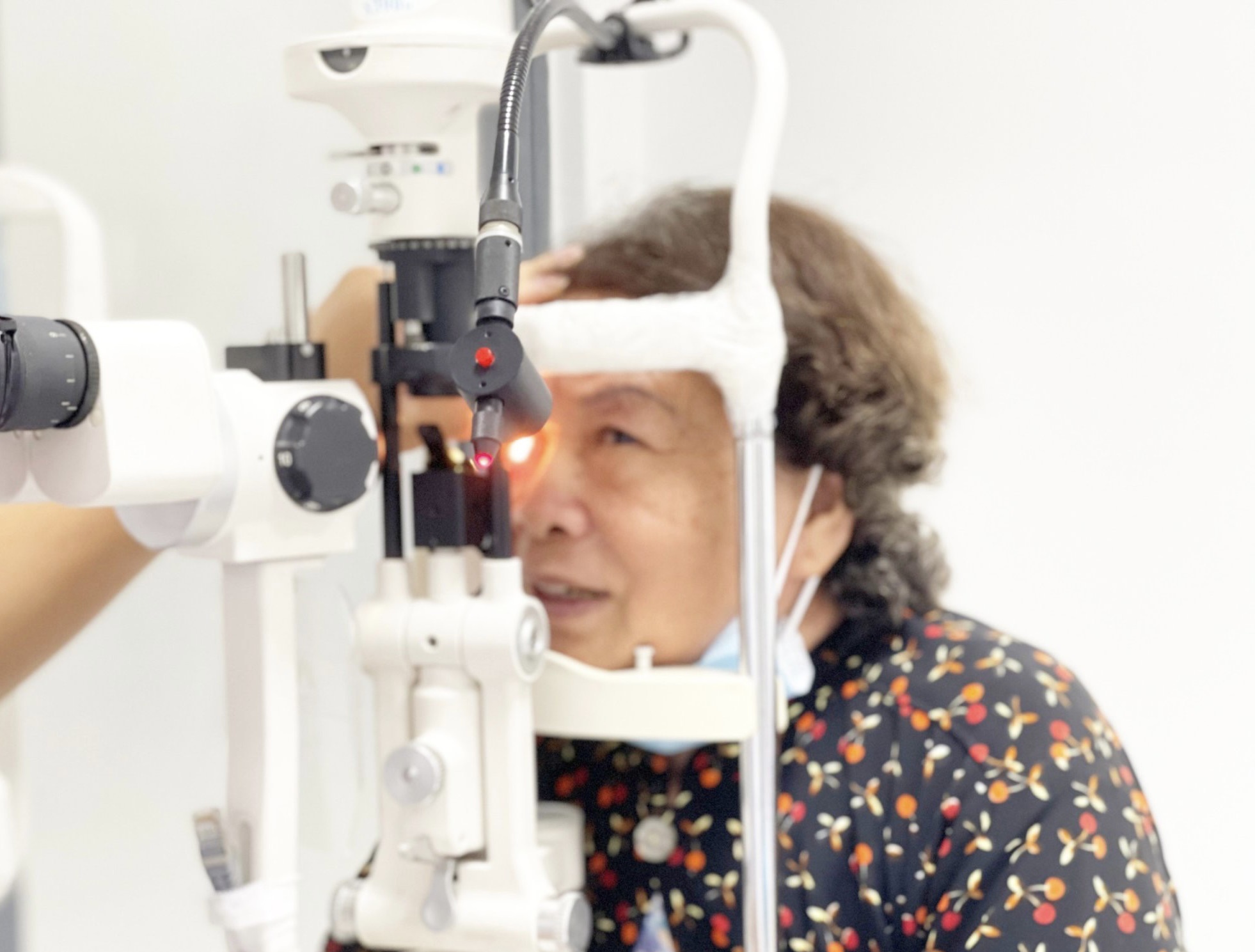 Bệnh viện 22-12: Khám mắt miễn phí cho người cao tuổi