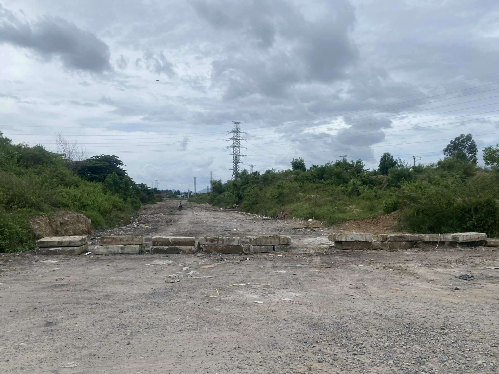 Một khu vực đi vào khu dân cư thuộc dự án Khu đô thị Phúc Khánh 1 đã được dọn sạch sẽ rác thải.
