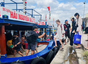 Gần 3.300 du khách đi tour tham quan vịnh Nha Trang trong ngày đầu kỳ nghỉ Tết Dương lịch