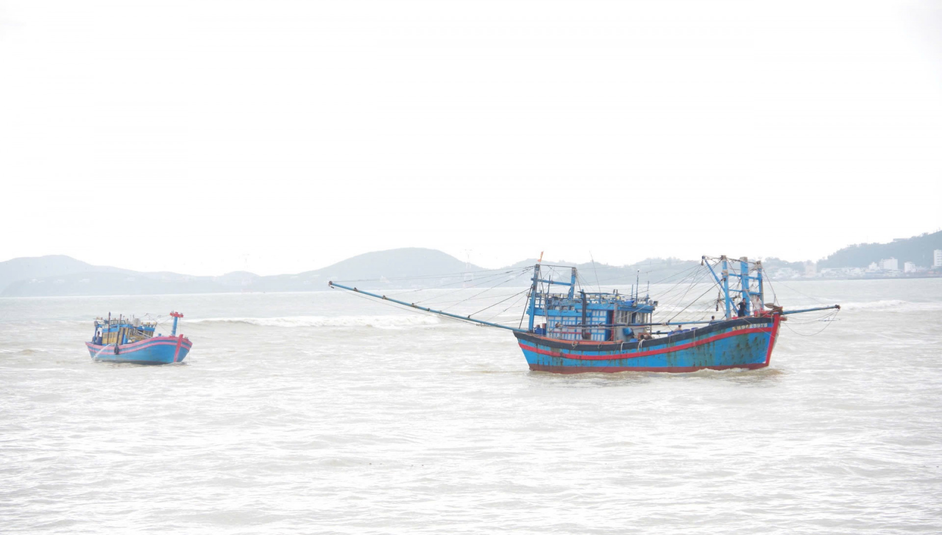 Bộ đội Biên phòng cứu nạn 2 ngư dân bị chìm tàu