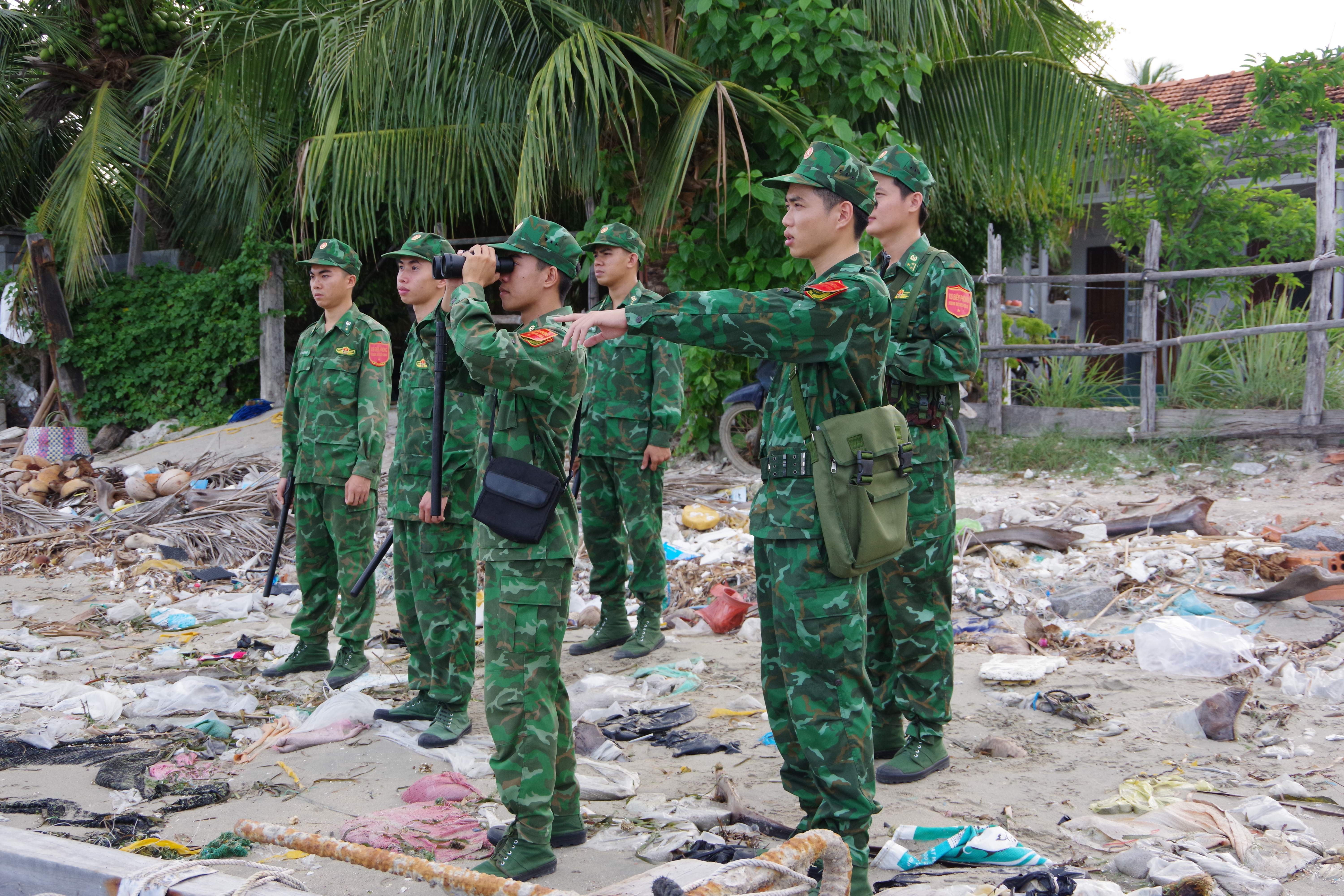 Tuần tra kiểm soát bảo vệ địa bàn.