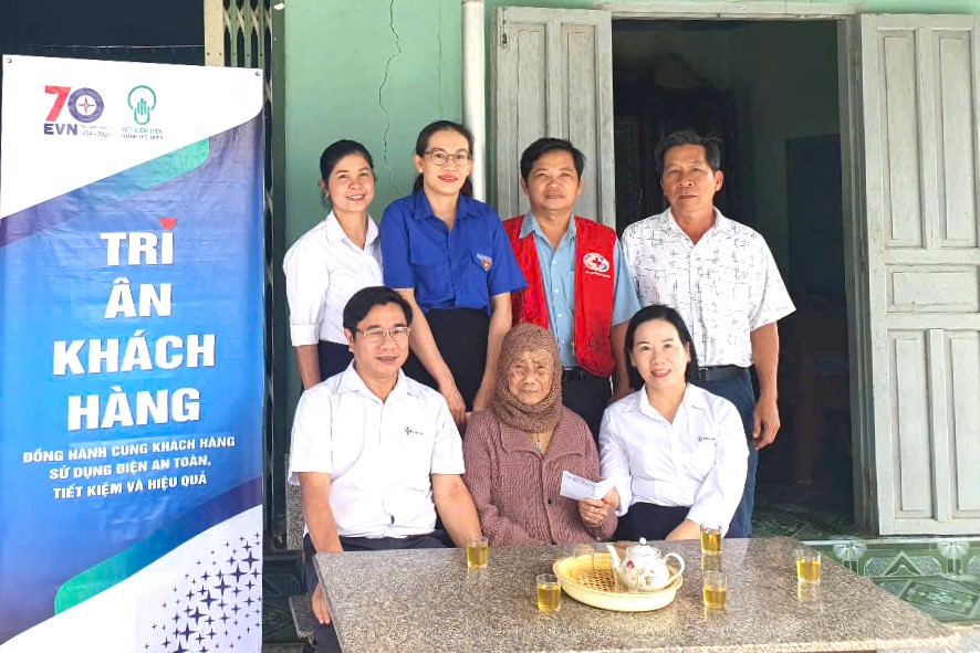 PC Khánh Hòa thăm, tặng quà Mẹ Việt Nam Anh hùng và gia đình chính sách