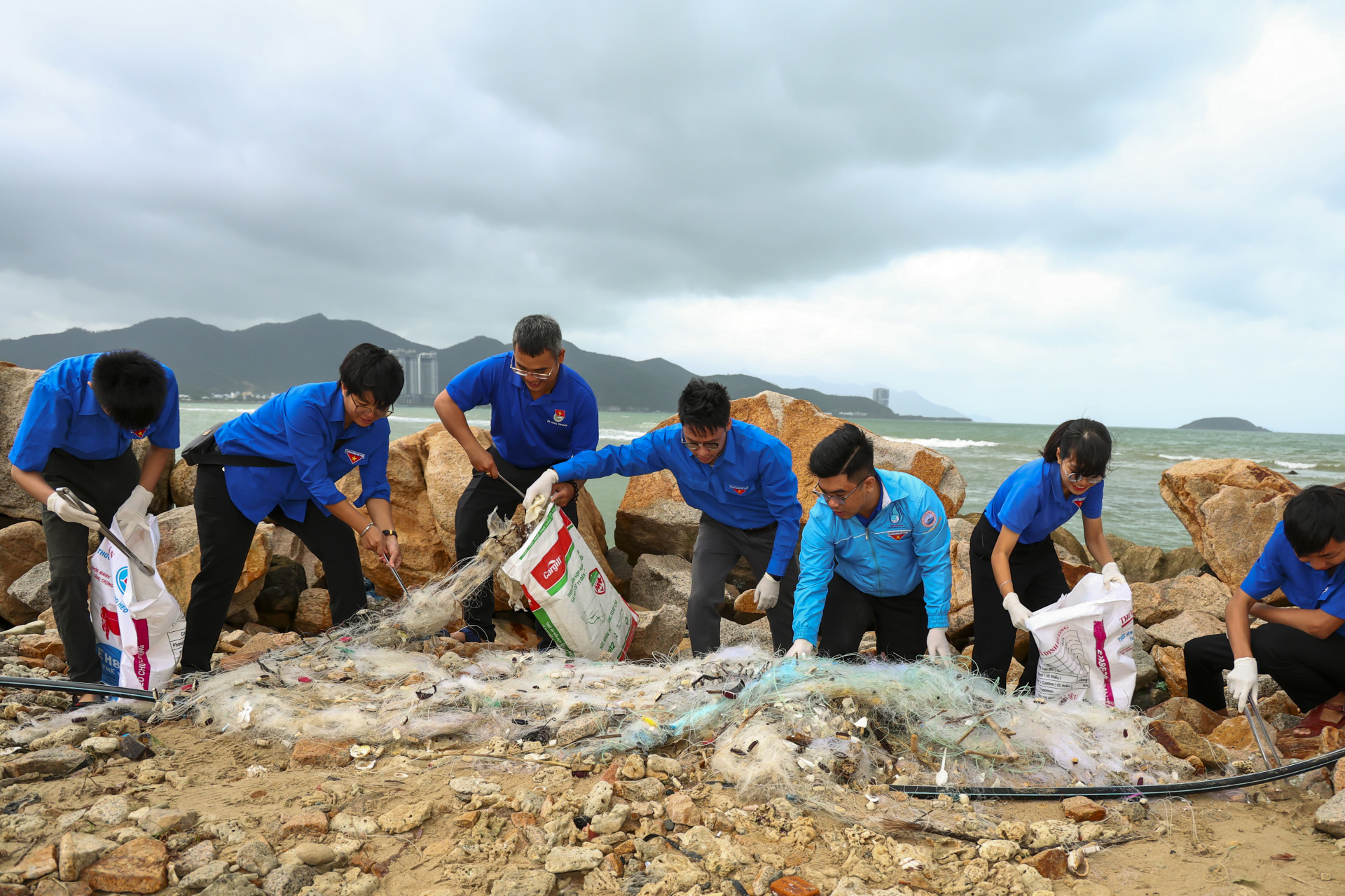 Nha Trang City Youth Union members collecting rubbish

