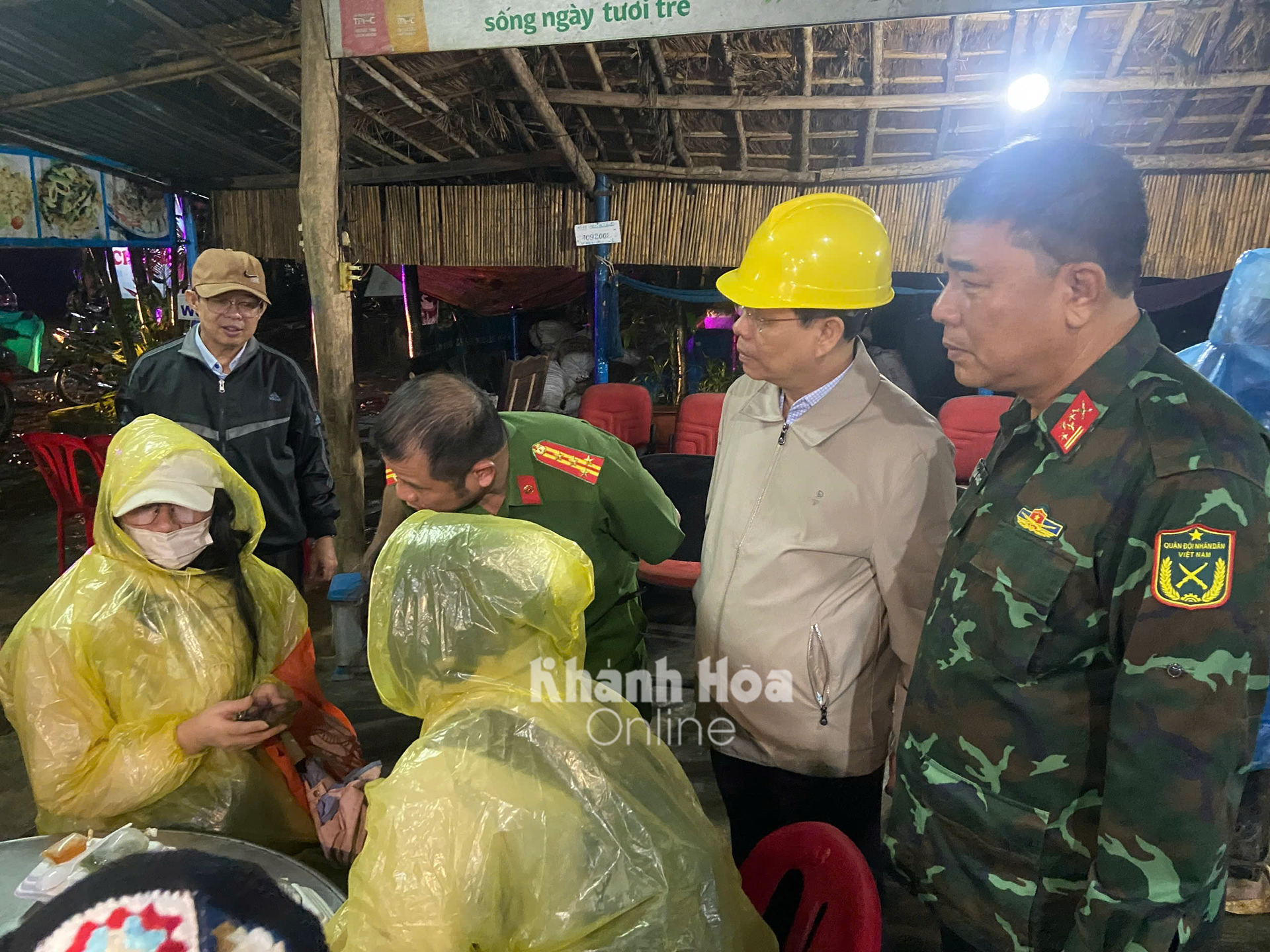 Đã giải cứu thành công hơn 300 người bị kẹt do sạt lở đèo Khánh Lê