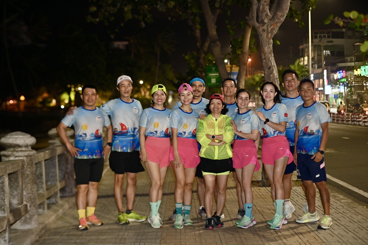 Members of NTU Runner Club are eagerly awaiting Nha Trang Night Run Sanvinest - Khanh Hoa Newspaper 2024

