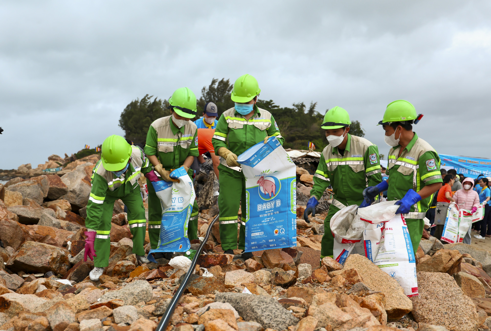 Nha Trang Urban Environmental Joint Stock Company’s staff does the clean-up

