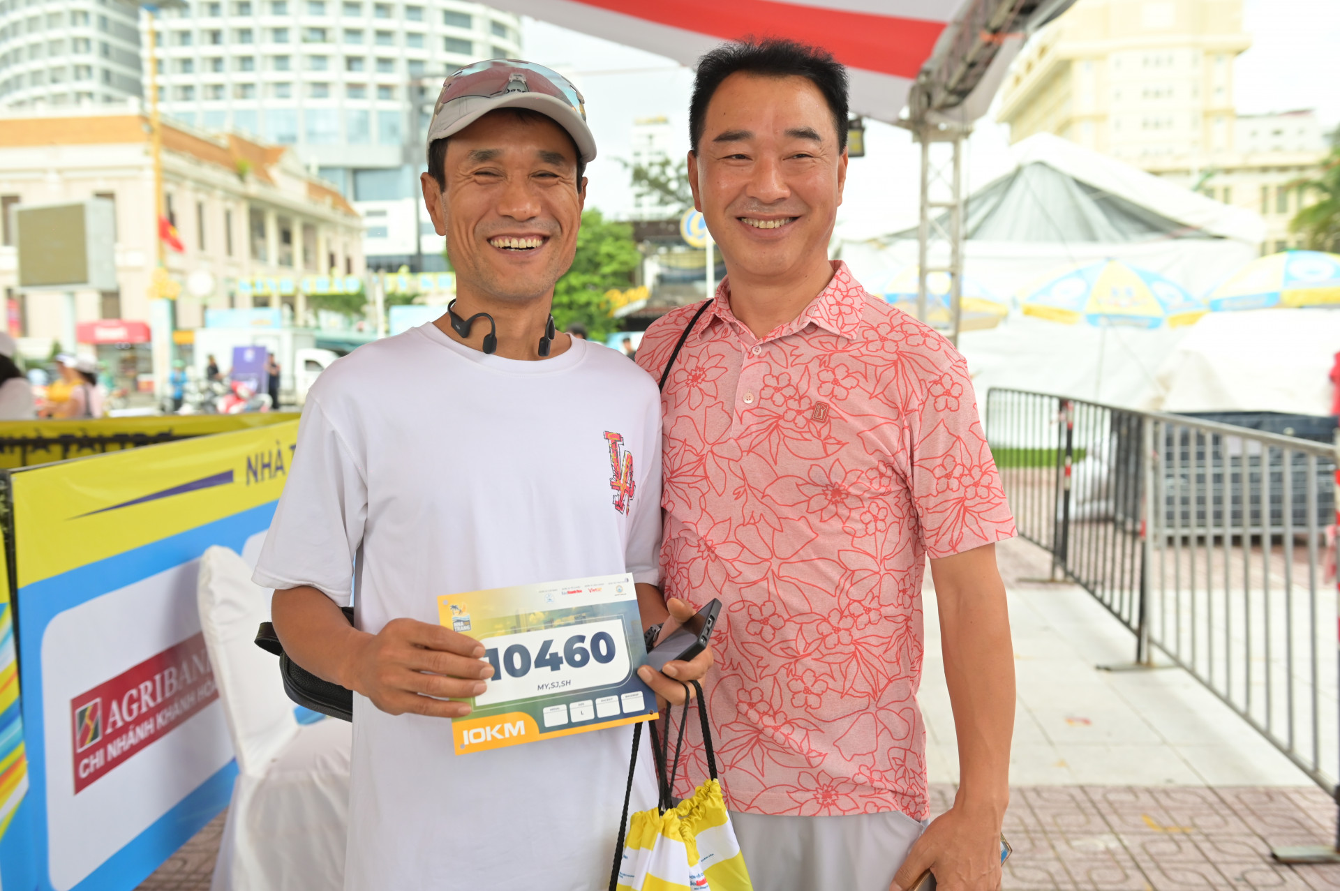 A foreign runner is happy after getting his running kit

