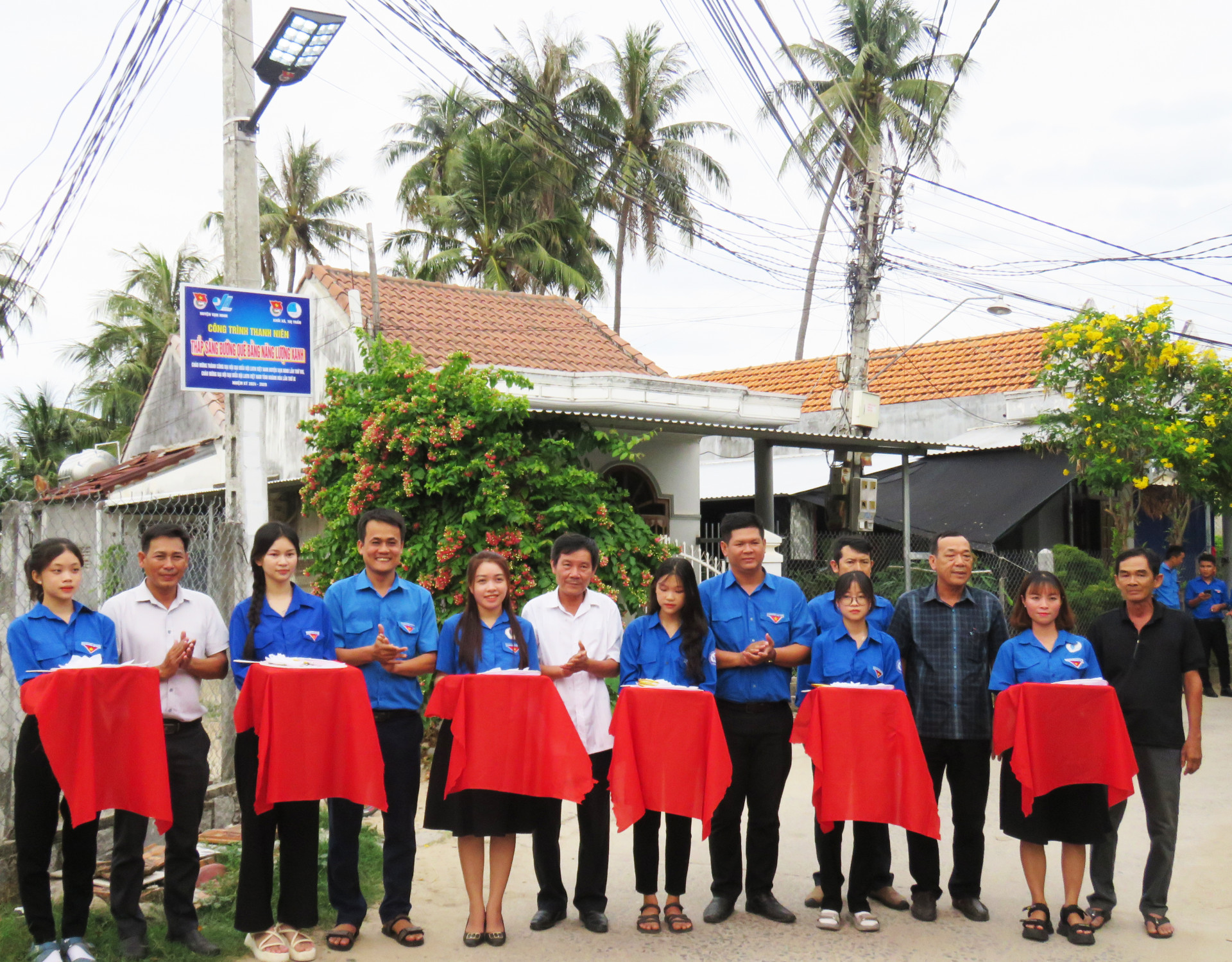 Huyện đoàn Vạn Ninh khánh thành công trình thanh niên “Thắp sáng đường quê” tại xã Vạn Thắng.