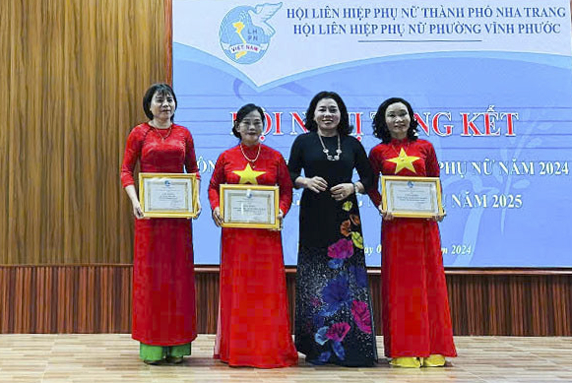 Hội Liên hiệp Phụ nữ TP. Nha Trang khen thưởng các tập thể, cá nhân của Hội Liên hiệp Phụ nữ phường Vĩnh Phước.