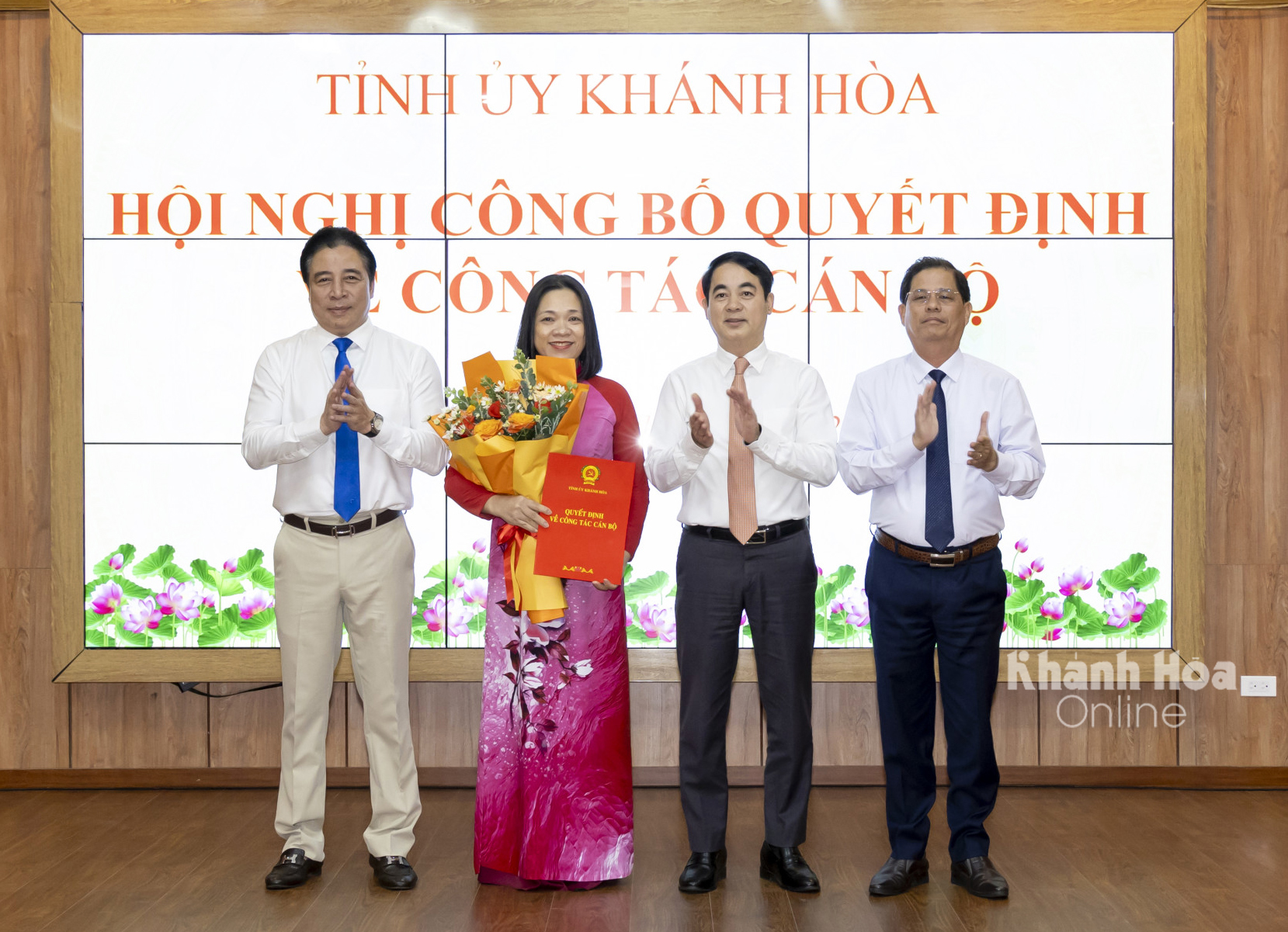 Thường trực Tỉnh ủy trao quyết định và tặng hoa chúc mừng bà Trần Thu Mai. Ảnh: Công Định
