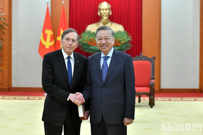  Tổng Bí thư Tô Lâm tiếp Đại tướng David Petraeus, đồng sở hữu Quỹ kiêm Chủ tịch Viện Toàn cầu của Quỹ  KKR. (Ảnh: Đăng Khoa/Nhân dân)
