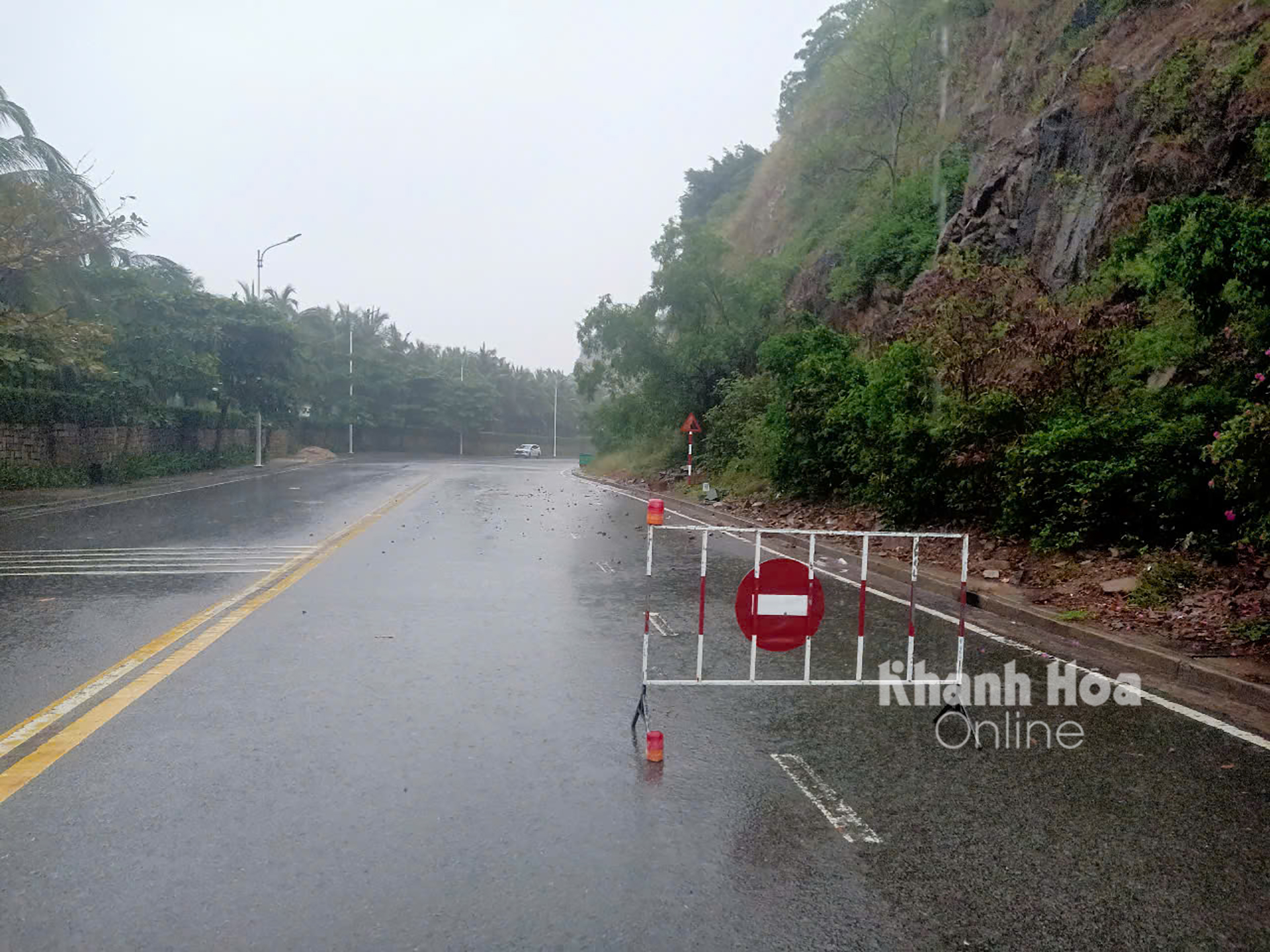 Hạt Nha Trang 2 gắn biển cảnh báo trên đường Phạm Văn Đồng.