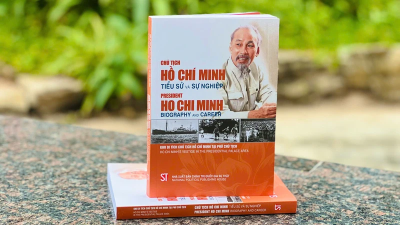 Cuốn sách song ngữ Việt - Anh “Chủ tịch Hồ Chí Minh - Tiểu sử và sự nghiệp”.