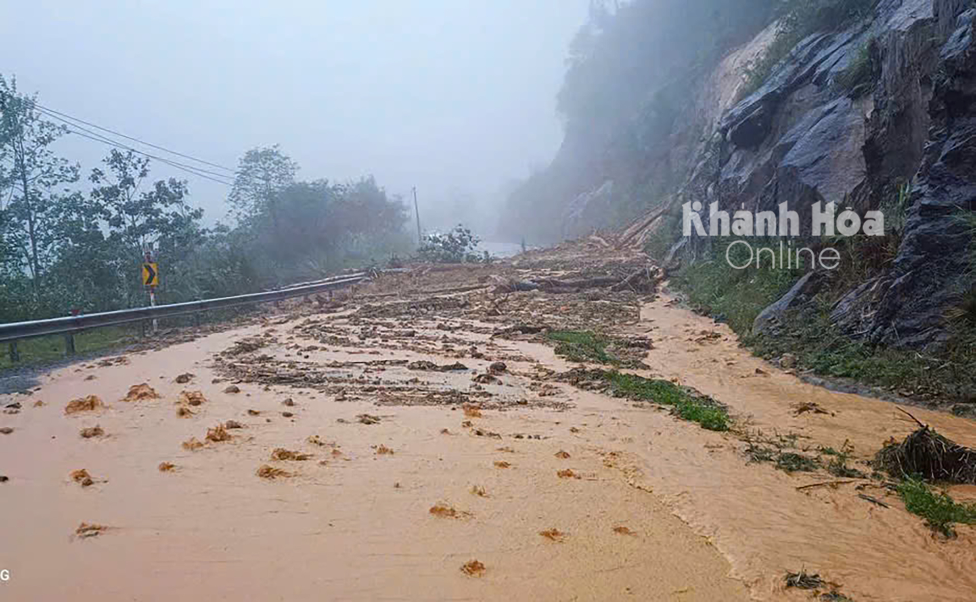 Khoảng 1.000m3 đất đá tràn xuống đèo Khánh Lê, giao thông bị chia cắt