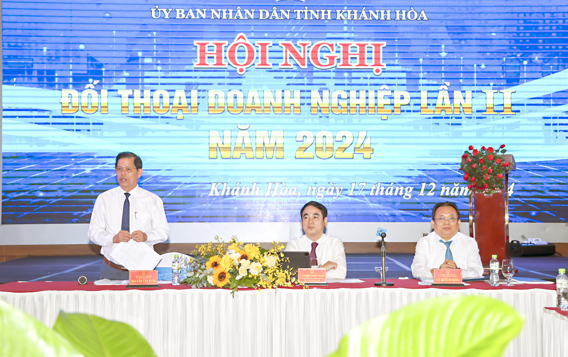 Lãnh đạo tỉnh đối thoại với 60 doanh nghiệp