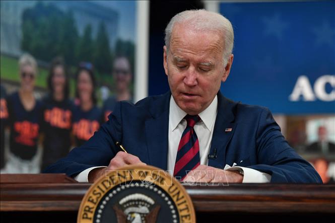 Tổng thống Mỹ Joe Biden ký đạo luật tại Nhà Trắng, Washington, DC. Ảnh tư liệu: AFP/TTXVN
