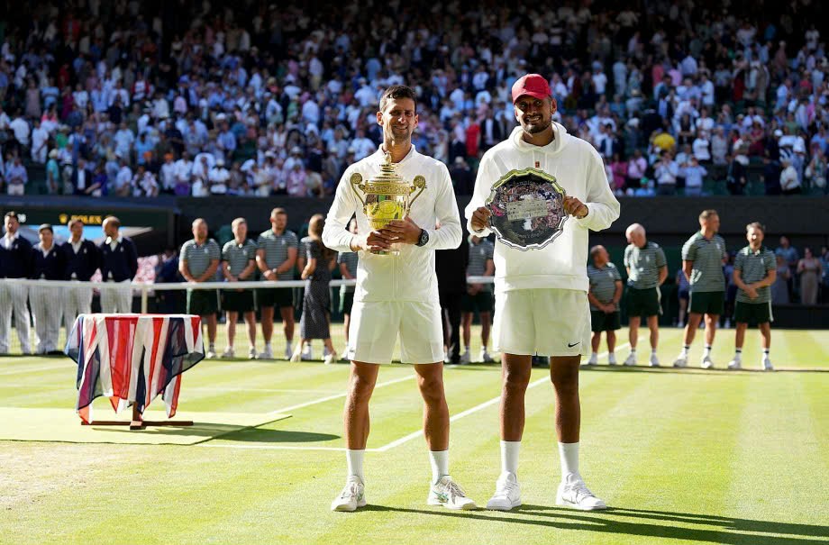 Djokovic (trái) và Kyrgios trong lễ trao giải Wimbledon 2022.