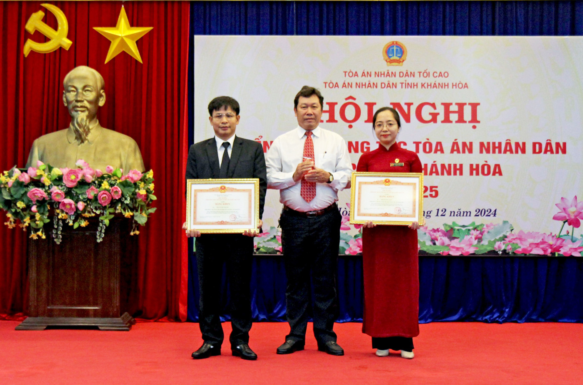 Ông Trần Ngọc Sanh trao bằng khen của Thủ tướng Chính phủ cho 2 cá nhân.