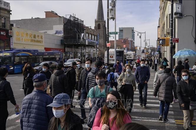  Người dân di chuyển trên đường phố tại New York, Mỹ. Ảnh tư liệu: AFP/TTXVN
