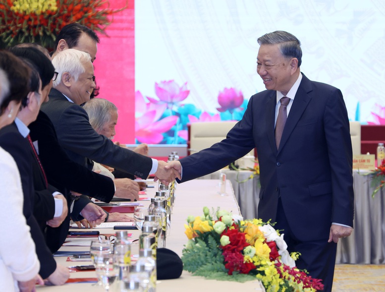 Sứ mệnh cao cả nhất của văn nghệ sĩ cách mạng là kiến tạo nhân cách văn hóa, xây dựng con người XHCN