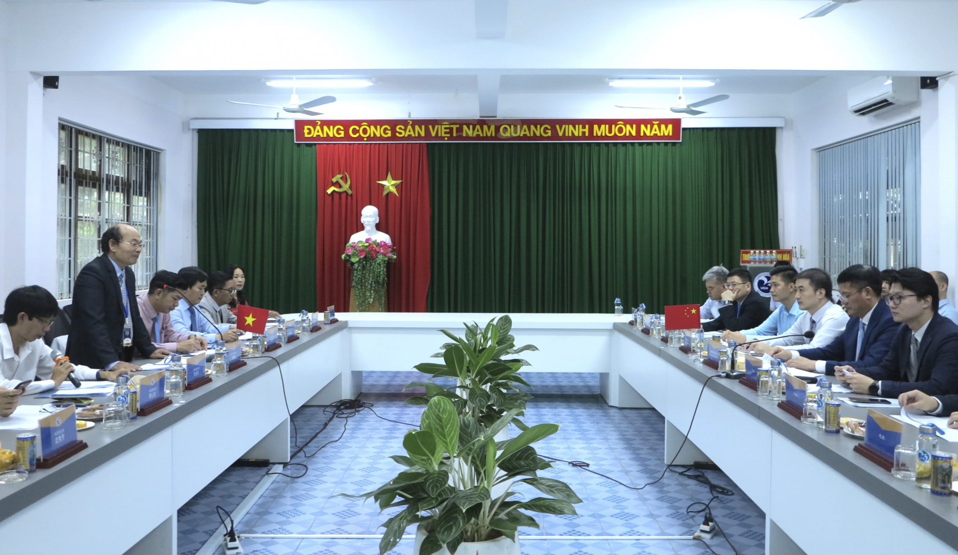 PGS-TS Chu Đình Lộc - Phó Hiệu trưởng Trường Đại học Khánh Hòa phát biểu tại buổi làm việc.