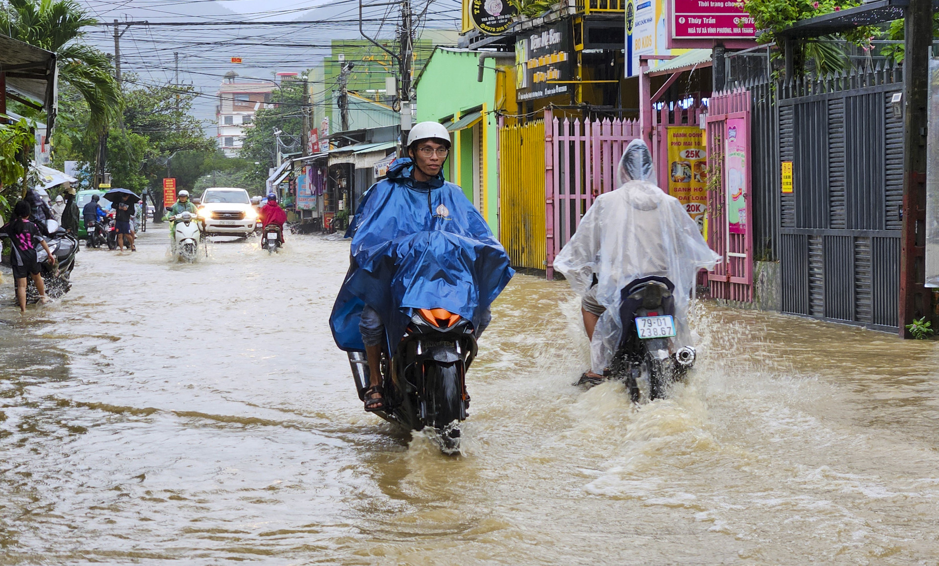 Mưa lớn gây ngập cục bộ tại xã Vinh Phương, TP. Nha Trang ngày 15-12 vừa qua.