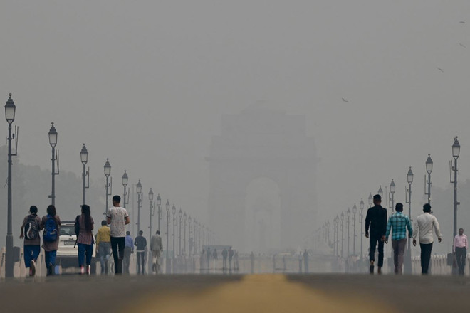 Khói mù ô nhiễm bao phủ dày đặc tại New Delhi, Ấn Độ. (Ảnh: AFP/TTXVN)