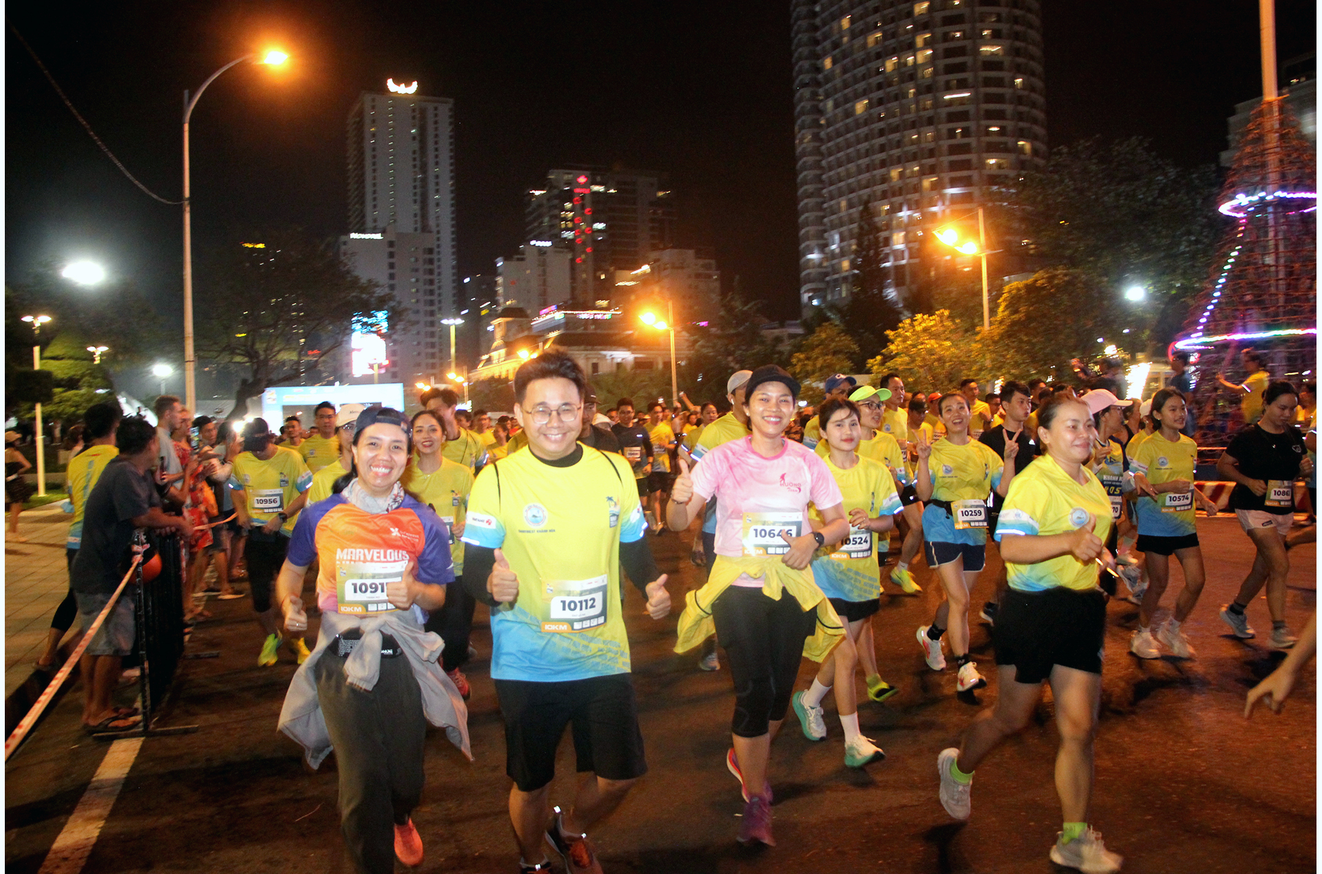 Sôi nổi trên đường đua giải chạy đêm Nha Trang Night Run Sanvinest - Báo Khánh Hòa 2024