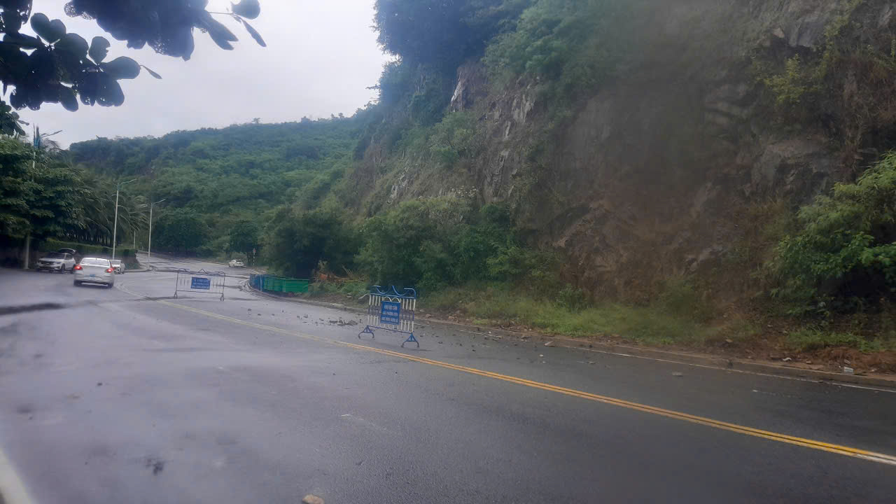 Xử lý đất, đá rơi trên đường Phạm Văn Đồng và Nguyễn Tất Thành, đảm bảo an toàn giao thông