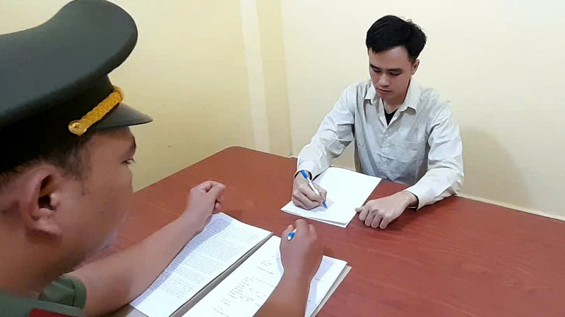 Thủ đoạn lôi kéo, thành lập hội nhóm chống phá đất nước