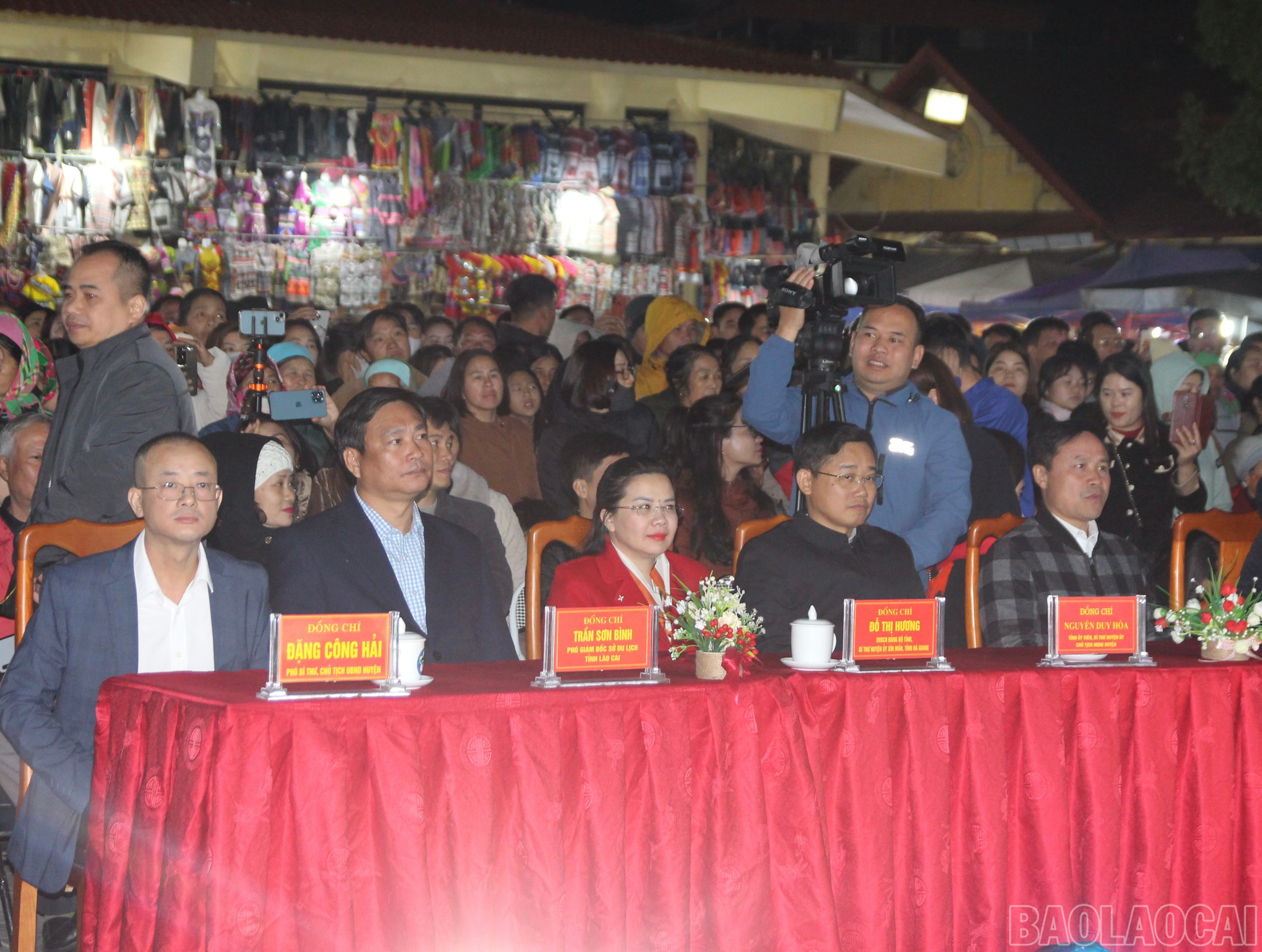 Các đại biểu tham dự lễ khai mạc.

