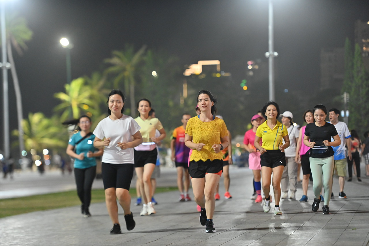 15 members of Loan connection team gathered at 2-4 Square (Nha Trang City) last weekend to practice for the race. 

