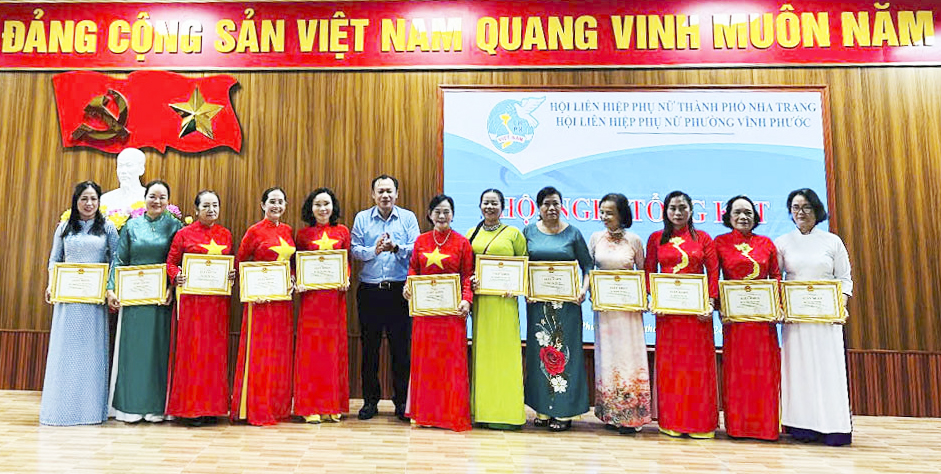 UBND phường Vĩnh Phước khen thưởng các cá nhân.