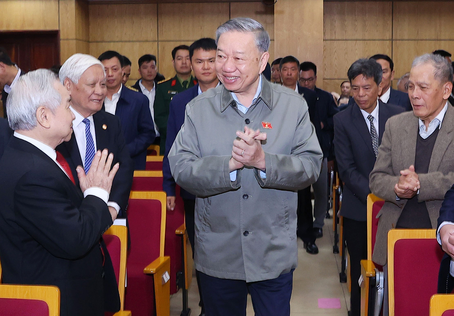 Tổng Bí thư Tô Lâm cùng các đại biểu thuộc đơn vị bầu cử số 1, Đoàn đại biểu Quốc hội thành phố Hà Nội tiếp xúc cử tri các quận Ba Đình, Đống Đa, Hai Bà Trưng báo cáo kết quả Kỳ họp thứ 8, Quốc hội Khóa XV và lắng nghe các ý kiến, kiến nghị của cử tri_Ảnh: TTXVN

