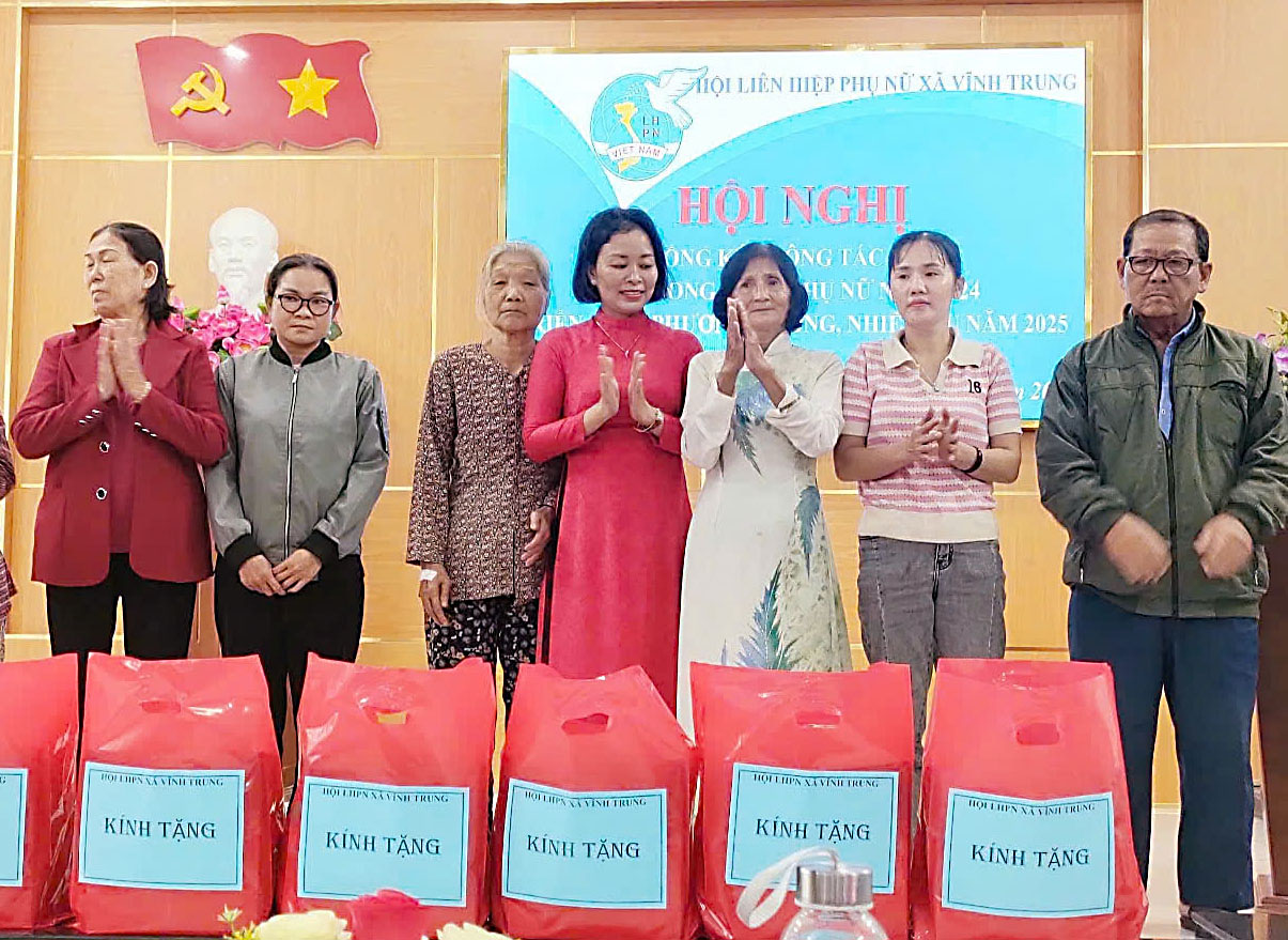 Trao quà và học bổng cho học sinh, phụ nữ khó khăn