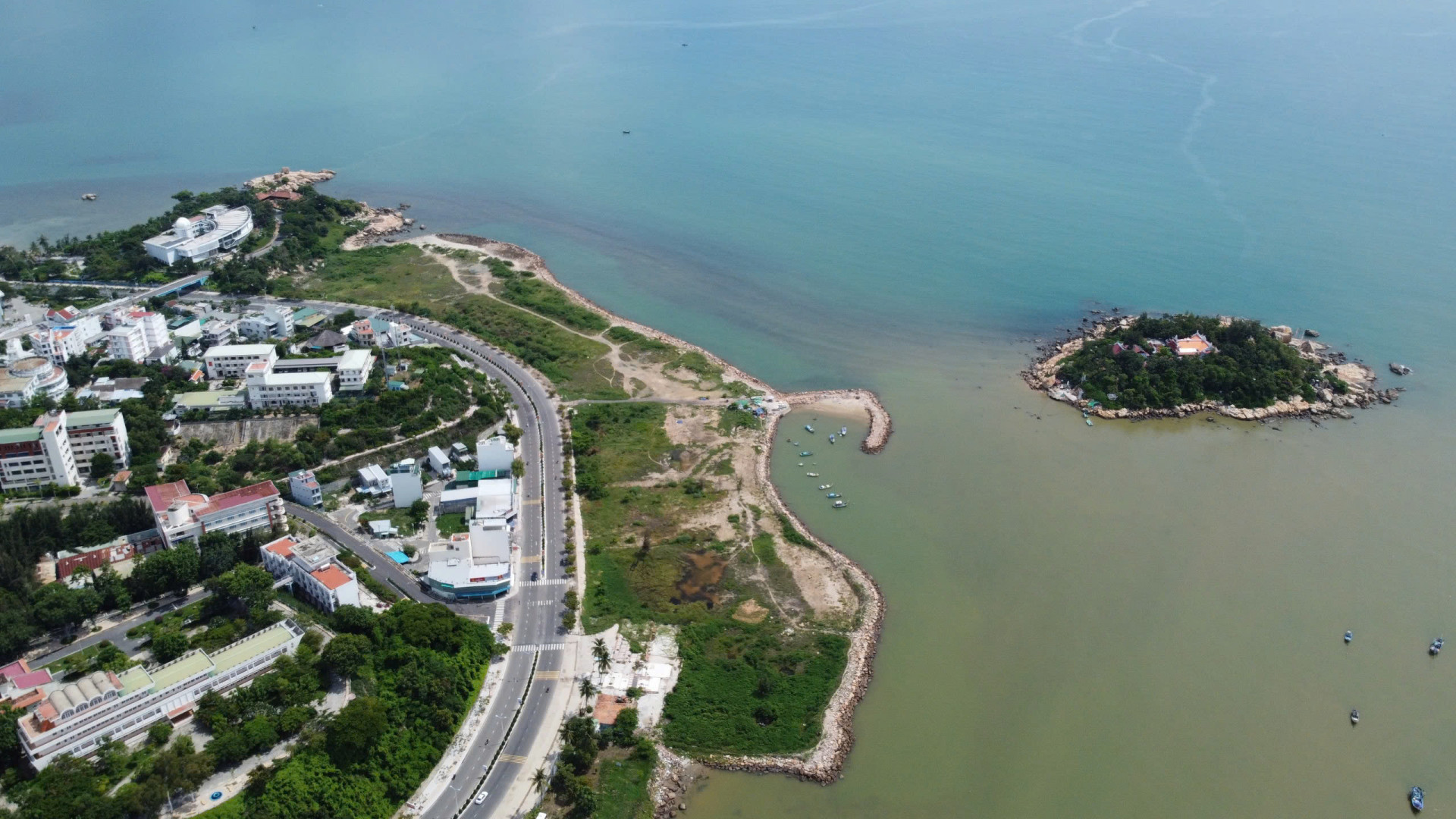 The beach area along Pham Van Dong Street (opposite Hon Do) will be cleaned

