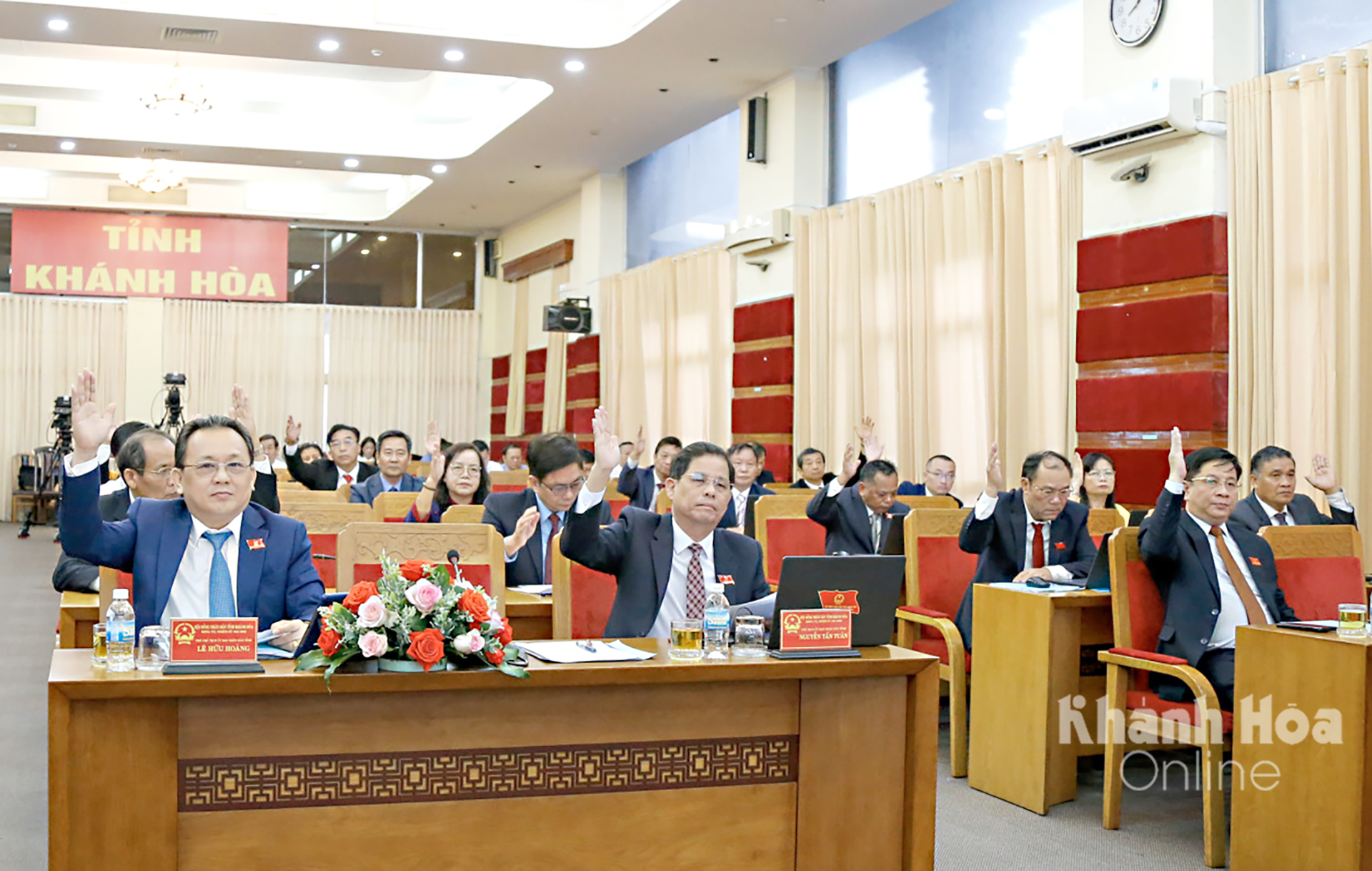 Đại biểu HĐND tỉnh biểu quyết thông qua nghị quyết tại kỳ họp.