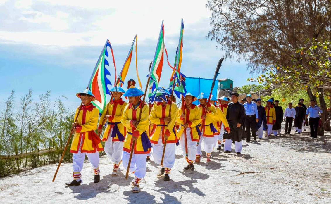 Khanh Hoa Salanganes Nest Festival is held annually on Hon Noi Island

