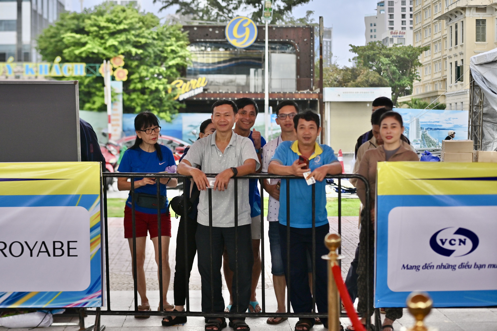 People waiting to get Nha Trang Night Run Sanvinest-Khanh Hoa Newspaper 2024 running kit 

