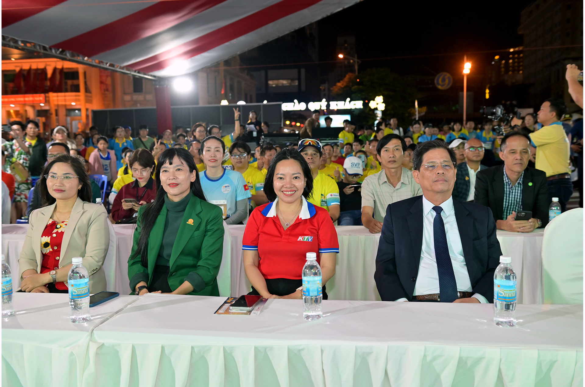 Chairman of the Provincial Peoples Committee Nguyen Tan Tuan and leaders of units attending the opening ceremony of Nha Trang Night Run Sanvinest-Khanh Hoa Newspaper 2024

