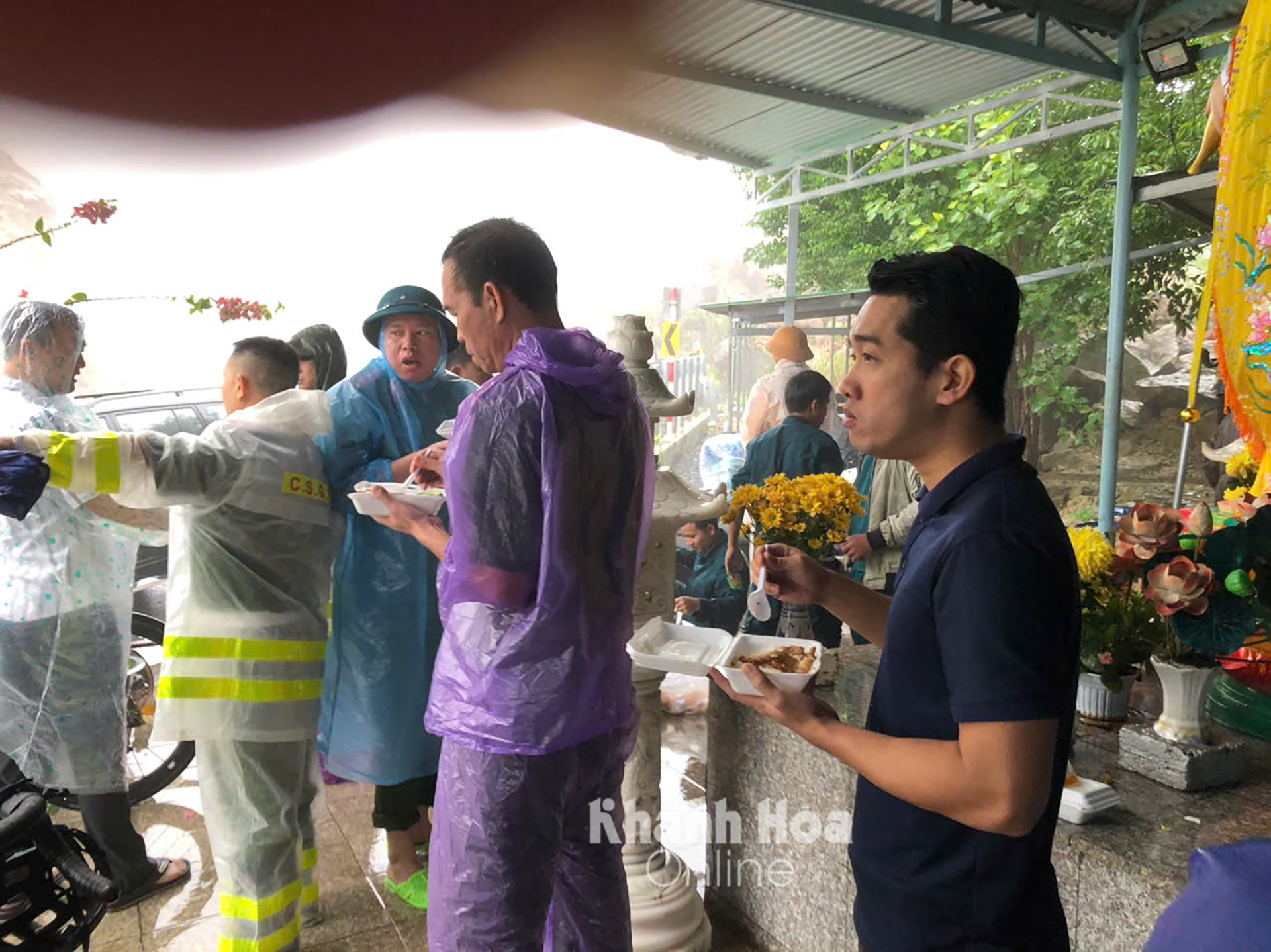 Hơn 250 hành khách đang mắc kẹt trên đèo Khánh Lê