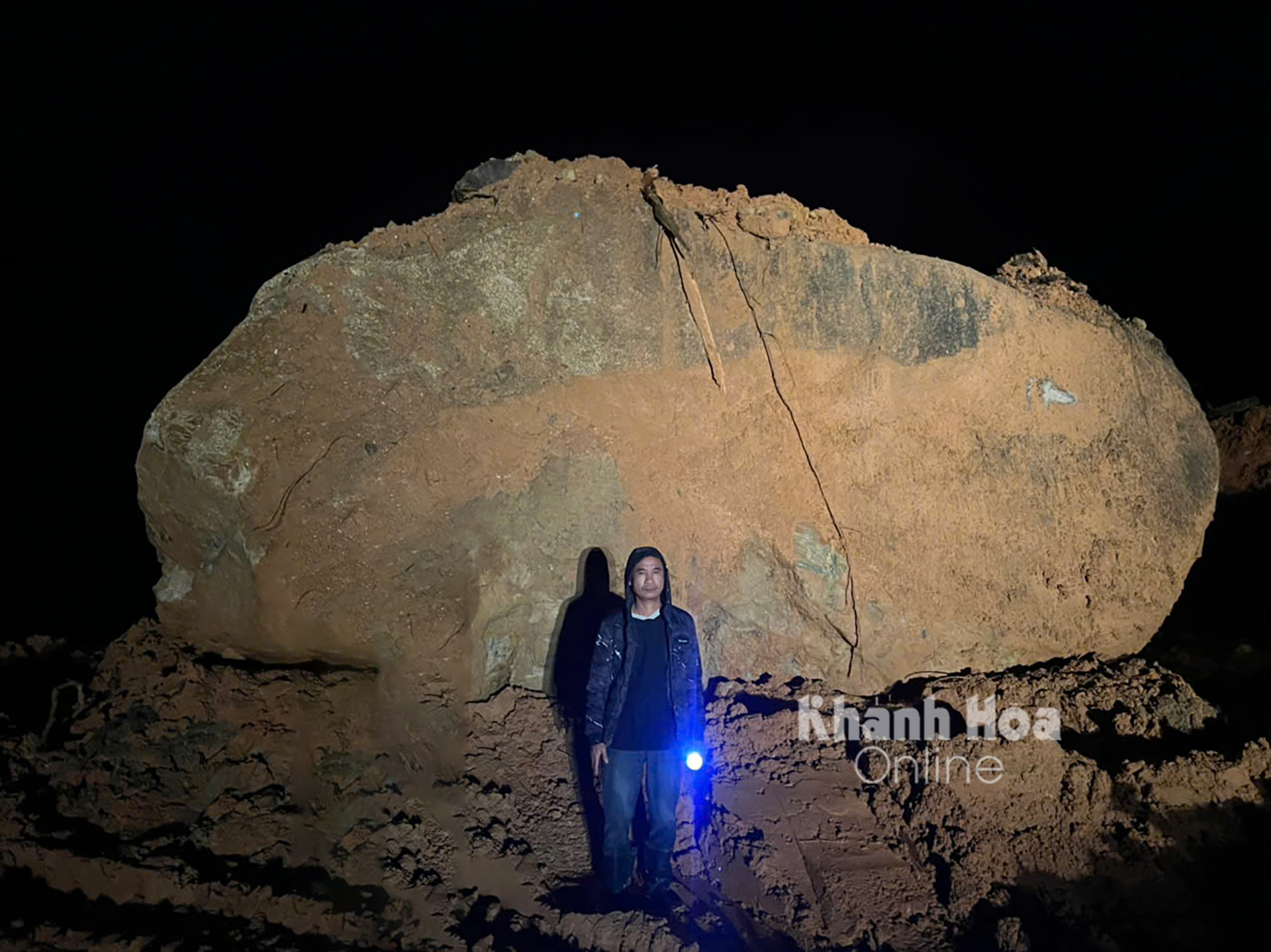 Vướng khối đá hơn 100 tấn trên đèo Khánh Lê, đang xin phép nổ mìn