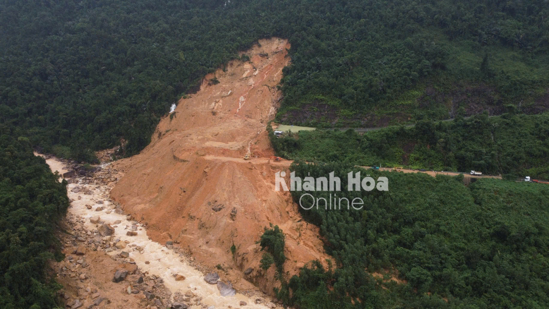 Ngày đêm nỗ lực khắc phục sạt lở trên đèo Khánh Lê