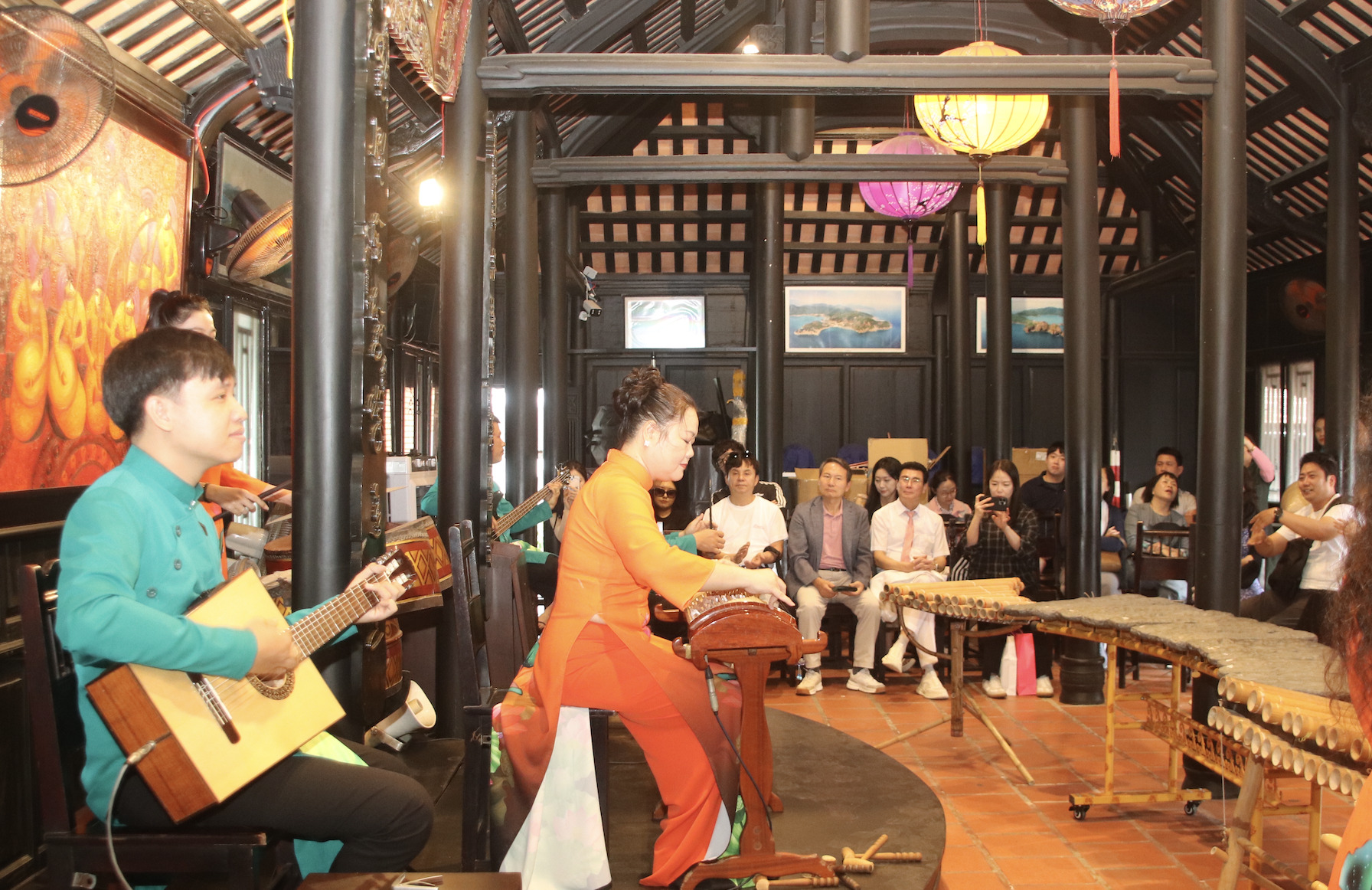 Ulsan City artists seeing performances of Vietnam’s traditional musical instruments at Hon Chong tourist attraction

