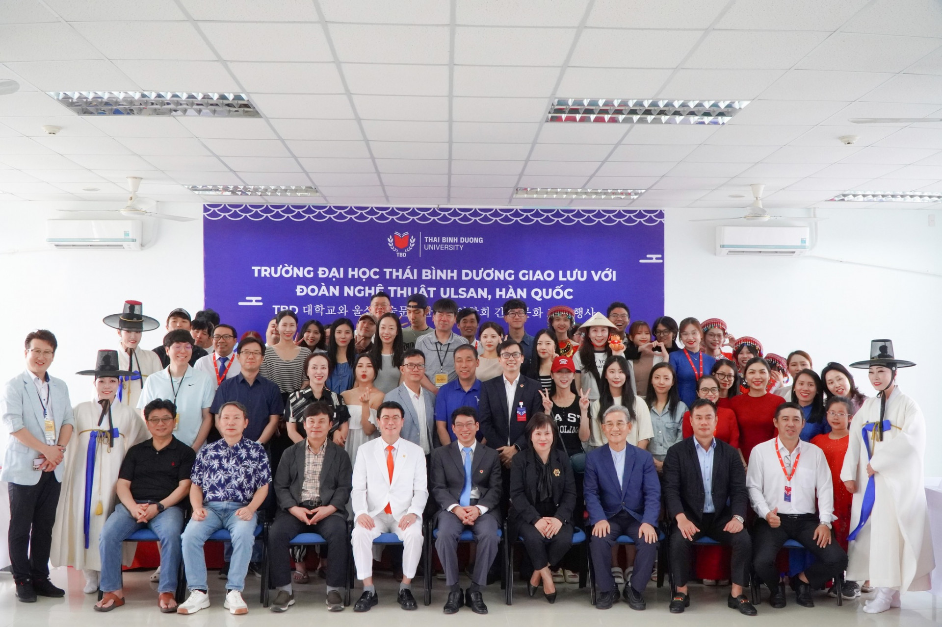 Ulsan artistic delegation and representatives posing for photo

