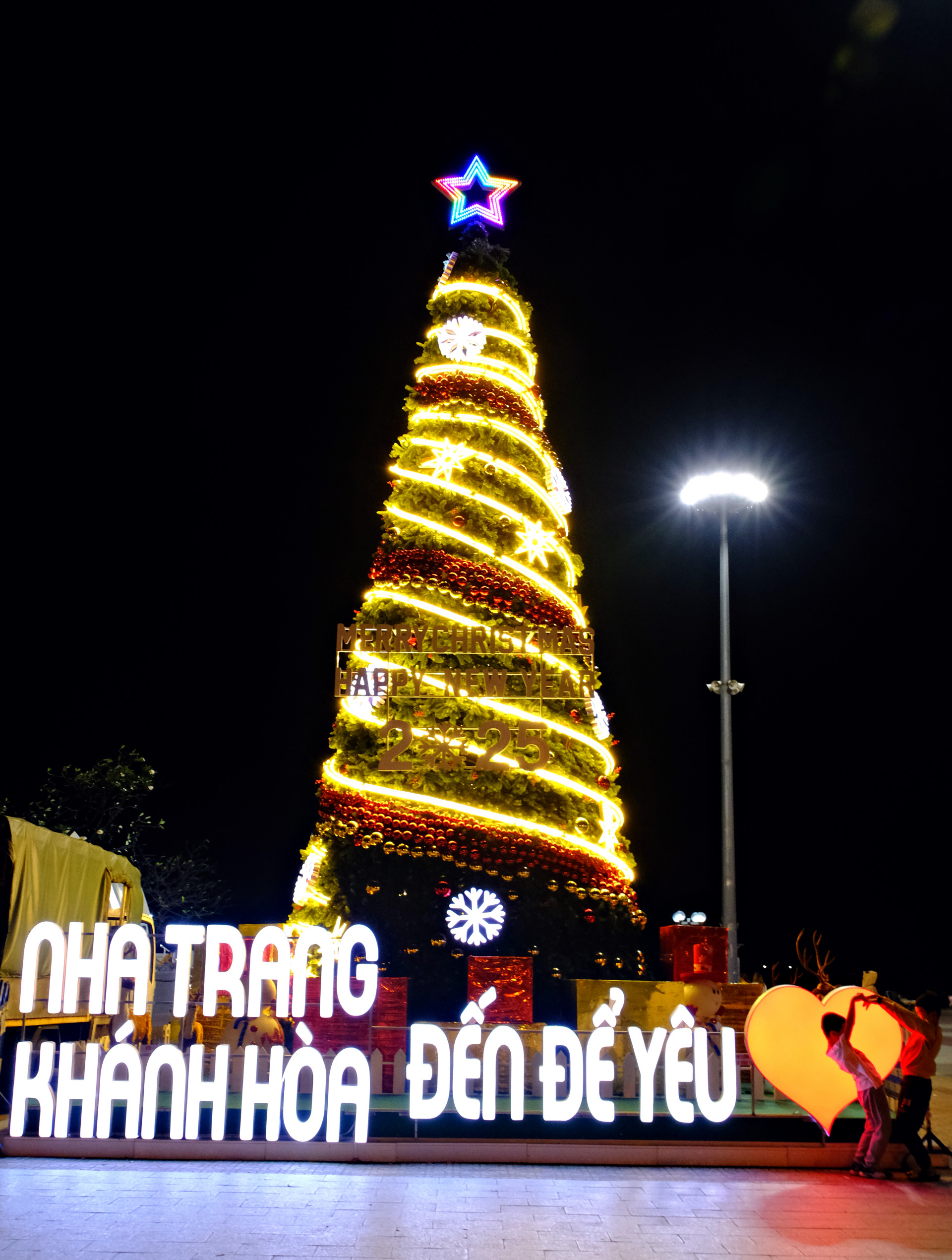 Large Christmas tree at 2-4 Square attracts many tourists and locals

