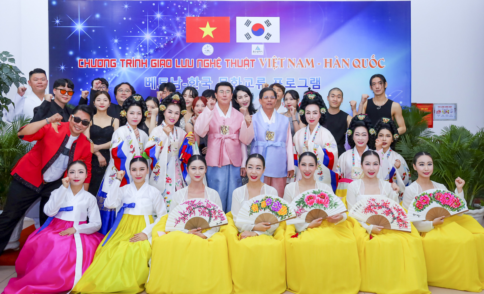 Nguyen Tan Tuan, Deputy Secretary of Khanh Hoa Provincial Party Committee and Chairman of the Provincial Peoples Committee, posing for photo with artists from Ulsan City

