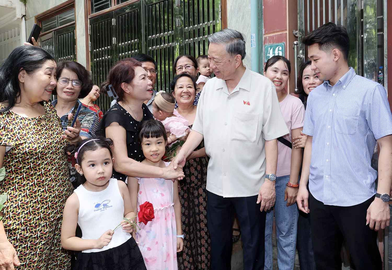 Tổng Bí thư Tô Lâm với nhân dân phường Lê Lợi, thành phố Hưng Yên, tỉnh Hưng Yên_Ảnh: TTXVN

